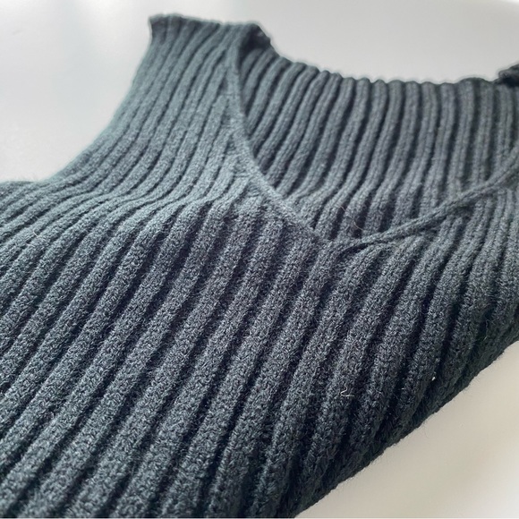 JORESS, BLACK SLEEVELESS TOP, CROP TOP, XS (2) V NECK - Picture 6 of 8